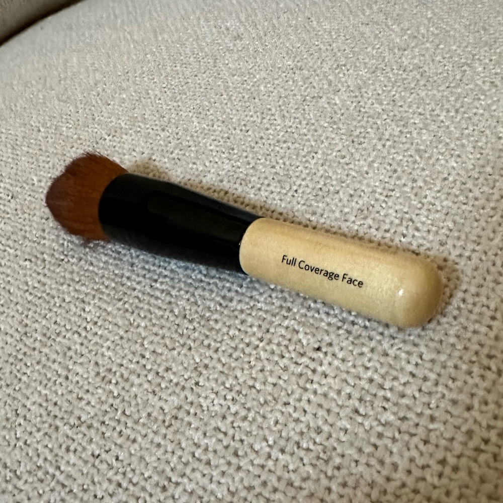 Full Coverage Bobbi Brown Facial Brush - Picture 2 of 3